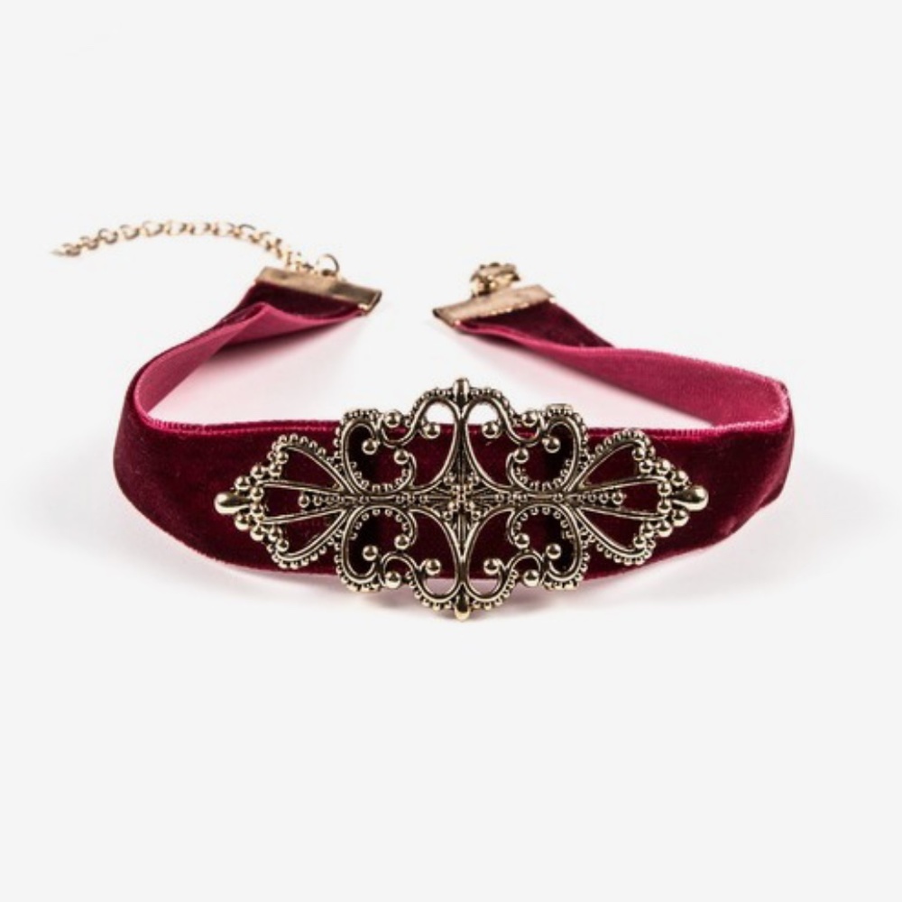 Noir Luxe Red Velvet Pendant Choker 🦂